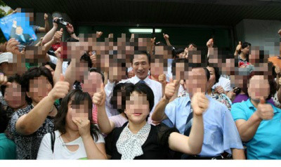 MB와 신촌■ 신도들과 찍은 사진이라고 구리이단상담소(담임목사 신현욱)에서 공개한 사진.jpg