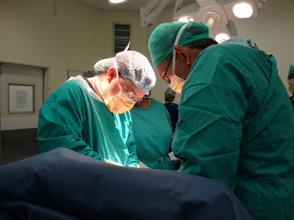 6-doctors-performing-caesar-operation.jpg