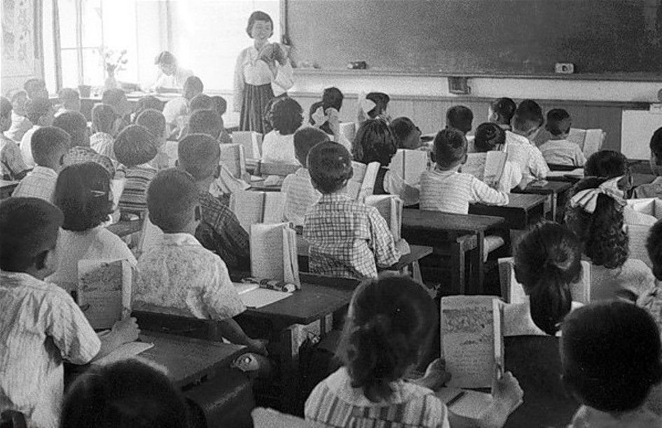 1959년_8월_21일_교실에서_수업을_받고_있는_국 (1).jpg