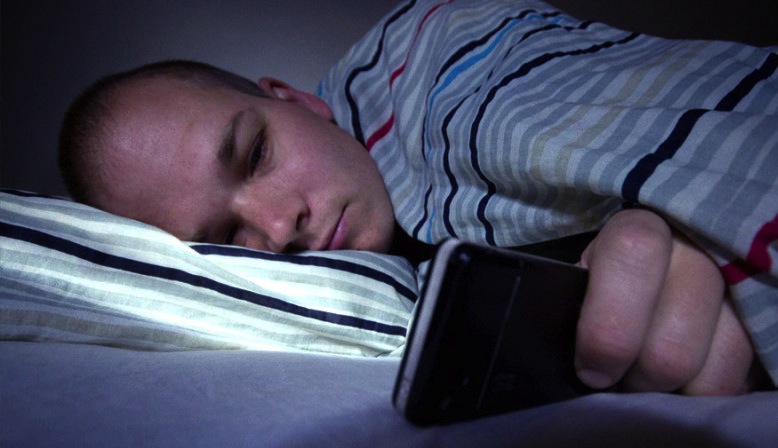 2-phone-in-bed-smart-phones-dumber.jpg