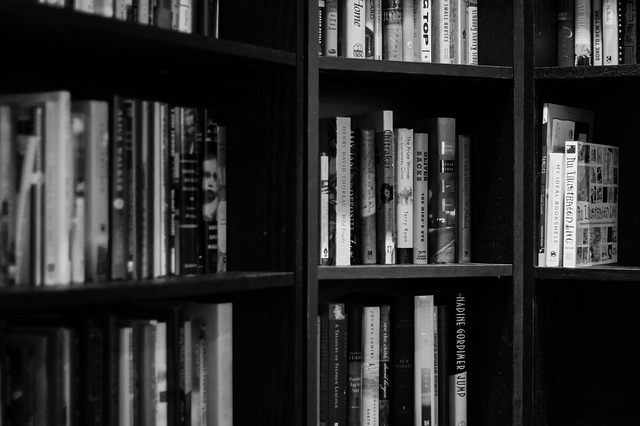 bookshelves-932780_640.jpg