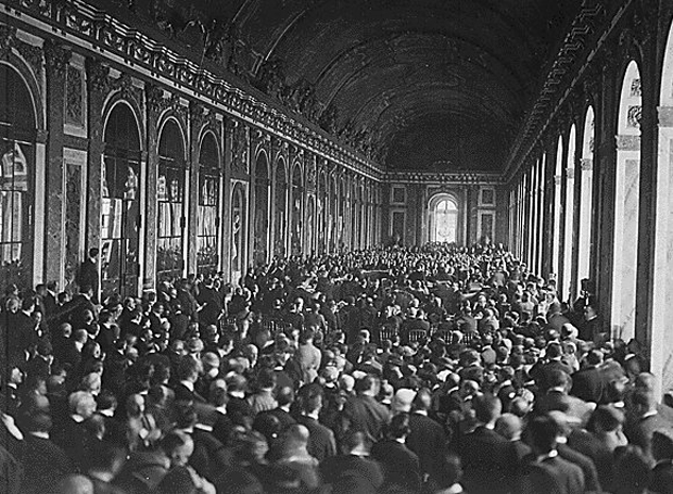 Treaty_of_Versailles_Signing,_Hall_of_Mirrors.jpg