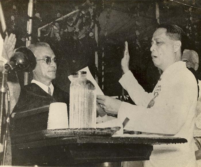 President-Roxas-takes-his-oath-of-office-during-the-Independence-Ceremony.jpg