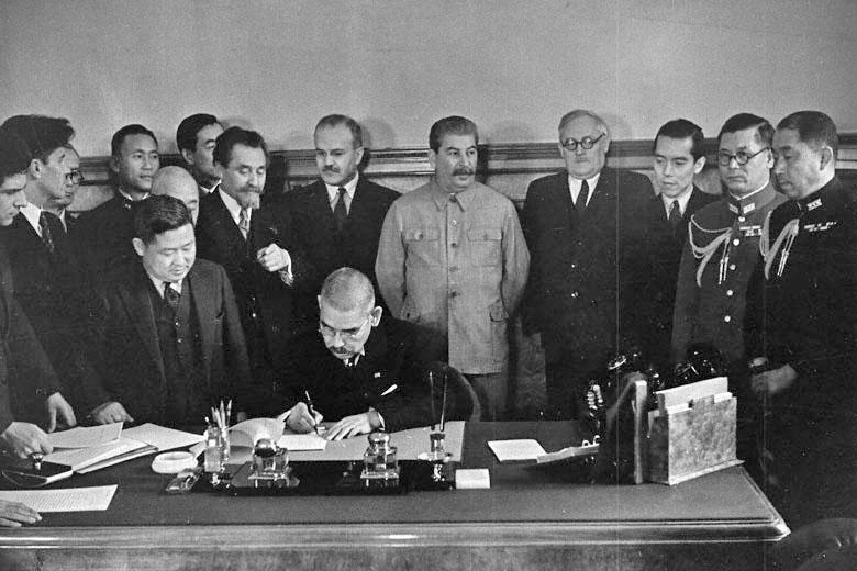 Matsuoka_signs_the_Soviet–Japanese_Neutrality_Pact-1.jpg