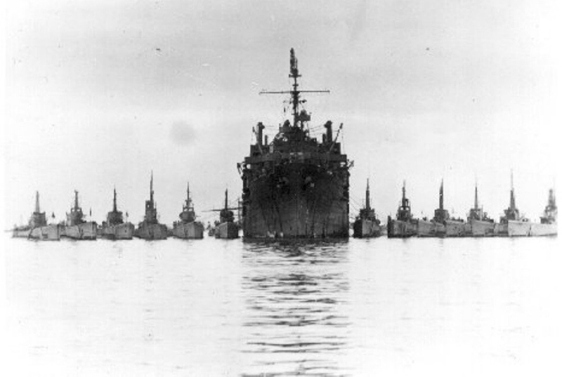 USS_Proteus_&_Sub_Squadron_in_Tokyo_Bay,_2_Sep_1945.jpg