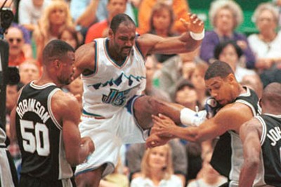 Karl-Malone-kick-Duncan_1301614918_VhQLu1dowuNDM2.jpg