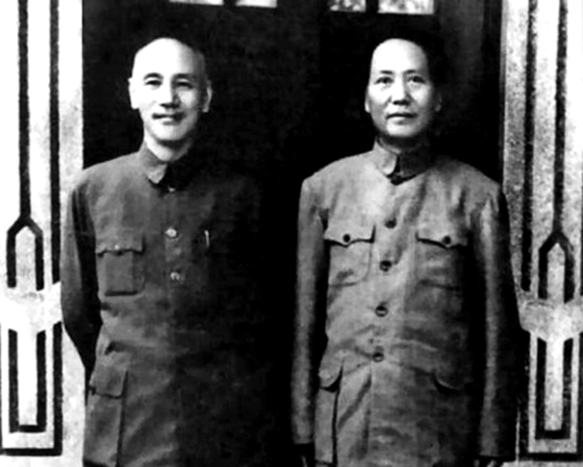 충칭에서 회담하는 장제스(왼쪽)와 마오쩌둥.jpg