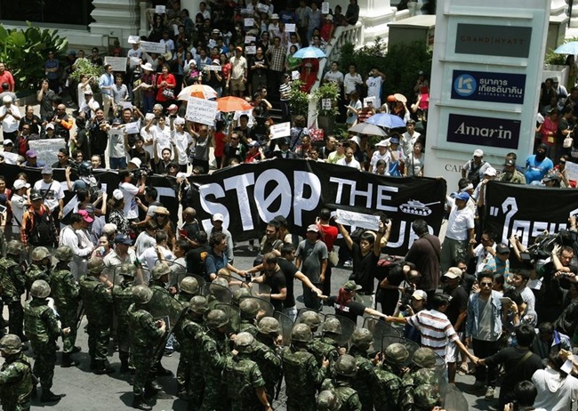 쿠데타에 저항하는 시민들.jpg