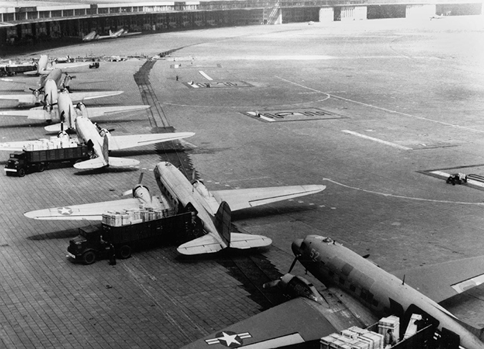 베를린 템펠호프 공항에 대기중인 미군 C-47 수송기.jpg