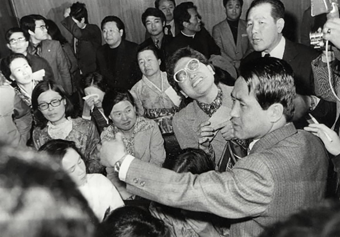 강순희 여사 오열 사진.png