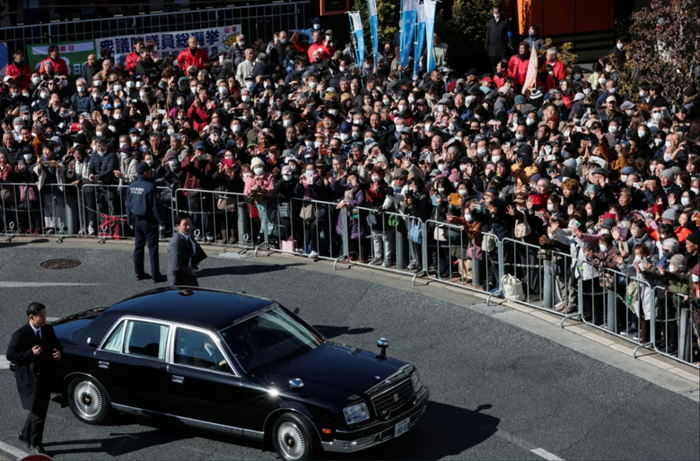 몰려든 사람들.PNG