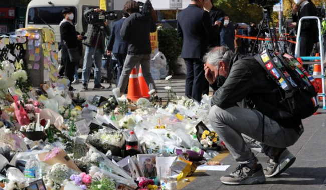 이태원 참사 추모하는 외국인 남성.PNG