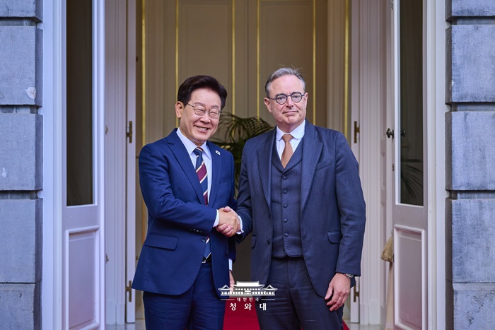 벨기에 총리와 악수.jpg