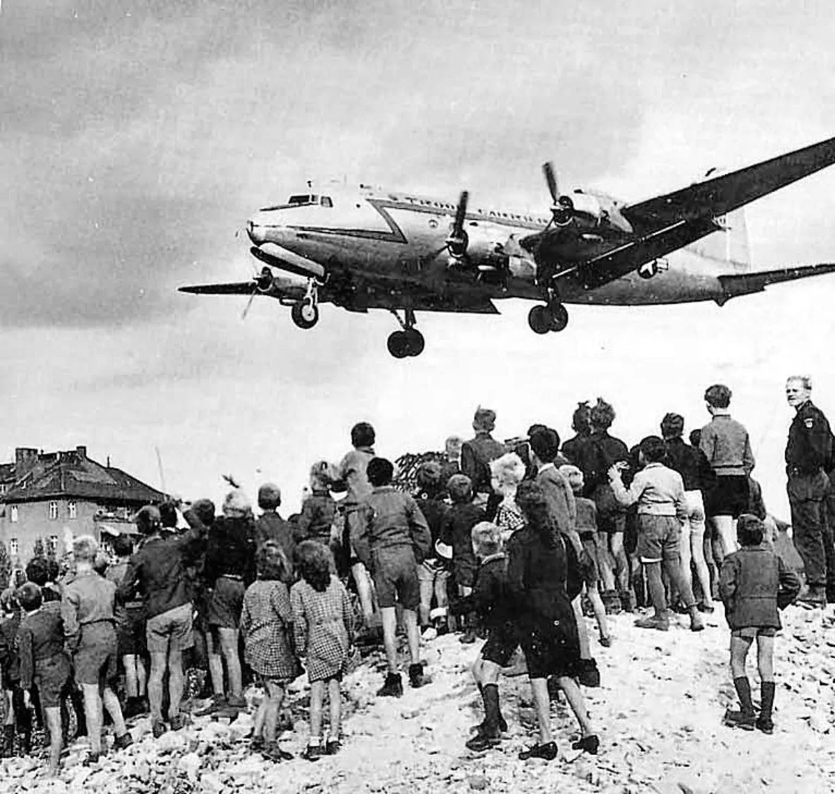Children-cargo-plane-landing-Tempelhof-Airfield-Berlin-1948.webp