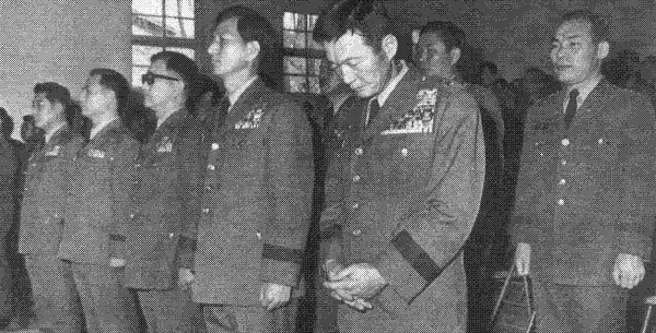 1973년 3월 당시 윤필용 수도경비사련과 손영길 수도경비사령부 참모장(앞중 오른쪽부터) 등 군인들이 쿠데타 모의 혐의로 군사재판을 받고 있다_출처 경향신문.webp