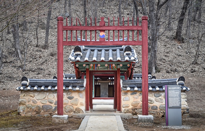 엄흥도 장려각과 장려비.jpg