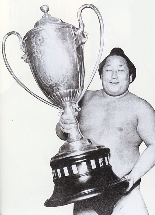 Tamanishiki_with_The_Emperor's_Cup.jpg