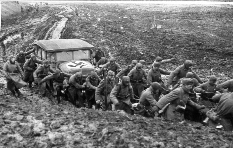 1941년 11월 진흙에 빠진 차를 밀고 있는 독일 국방군 병사들_출처 위키피디아.jpg