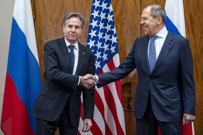 토니 블링컨 미국 국무붕 장관(왼쪽) 세르게이 라브로프 러시아 외무장관 1월 21일 스웨스 제네바 회담전.jpg