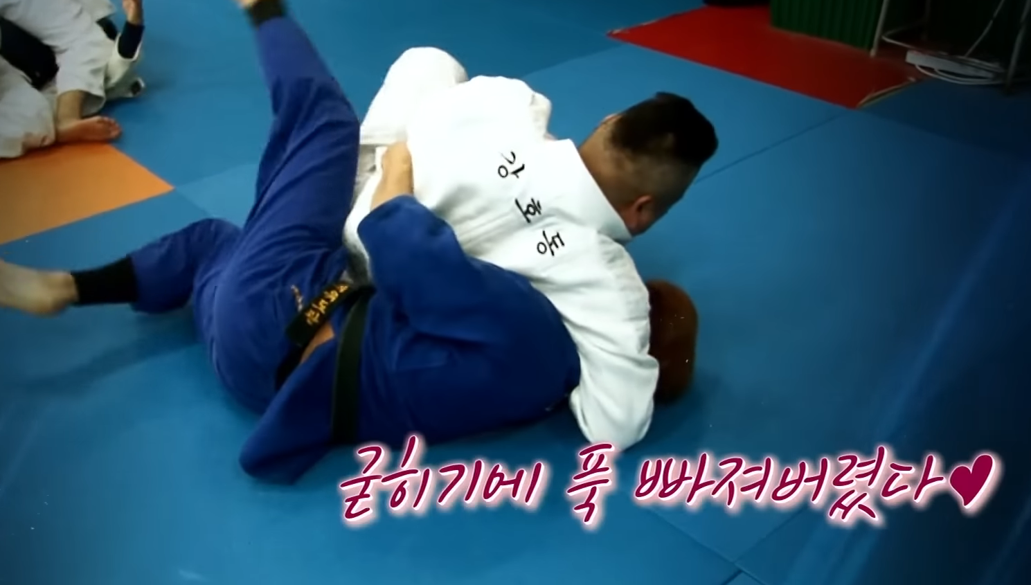 상대 선수 공격에 본능적으로 반사신경 발동한 강호동 (소름주의)│KBS 151201 방송 4-55 screenshot.png