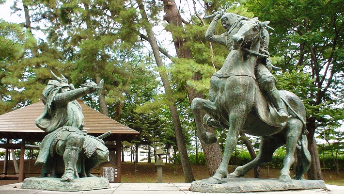Kawanakajima_Takeda_Shingen_vs_Uesugi_Kenshin_statue.jpg