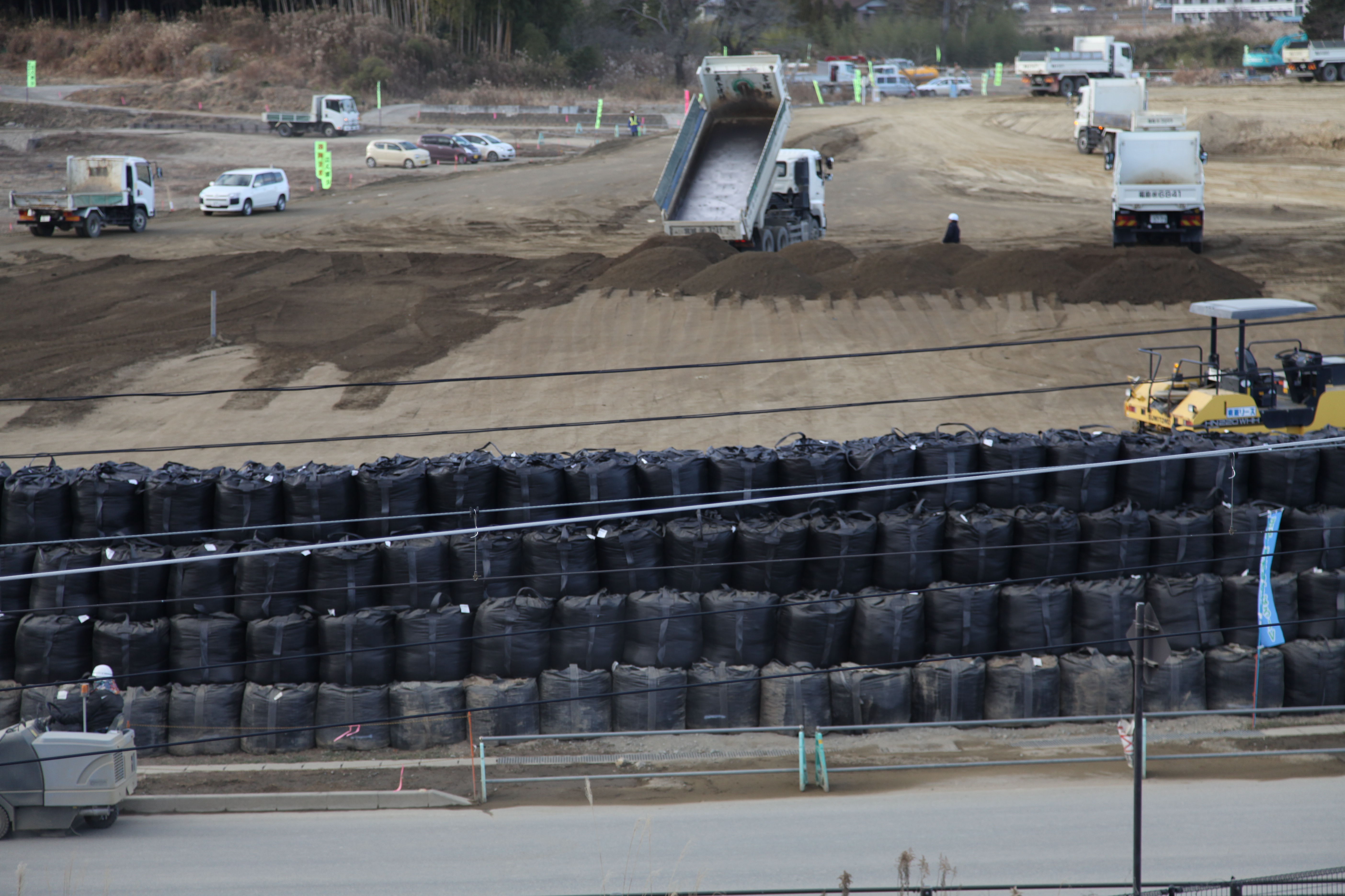 福島原発２０キロ圏内の農地除染様子。土俵表面の数十センチを画一的に除去するのが除染の基本だ。2021年2月撮影JPG.JPG