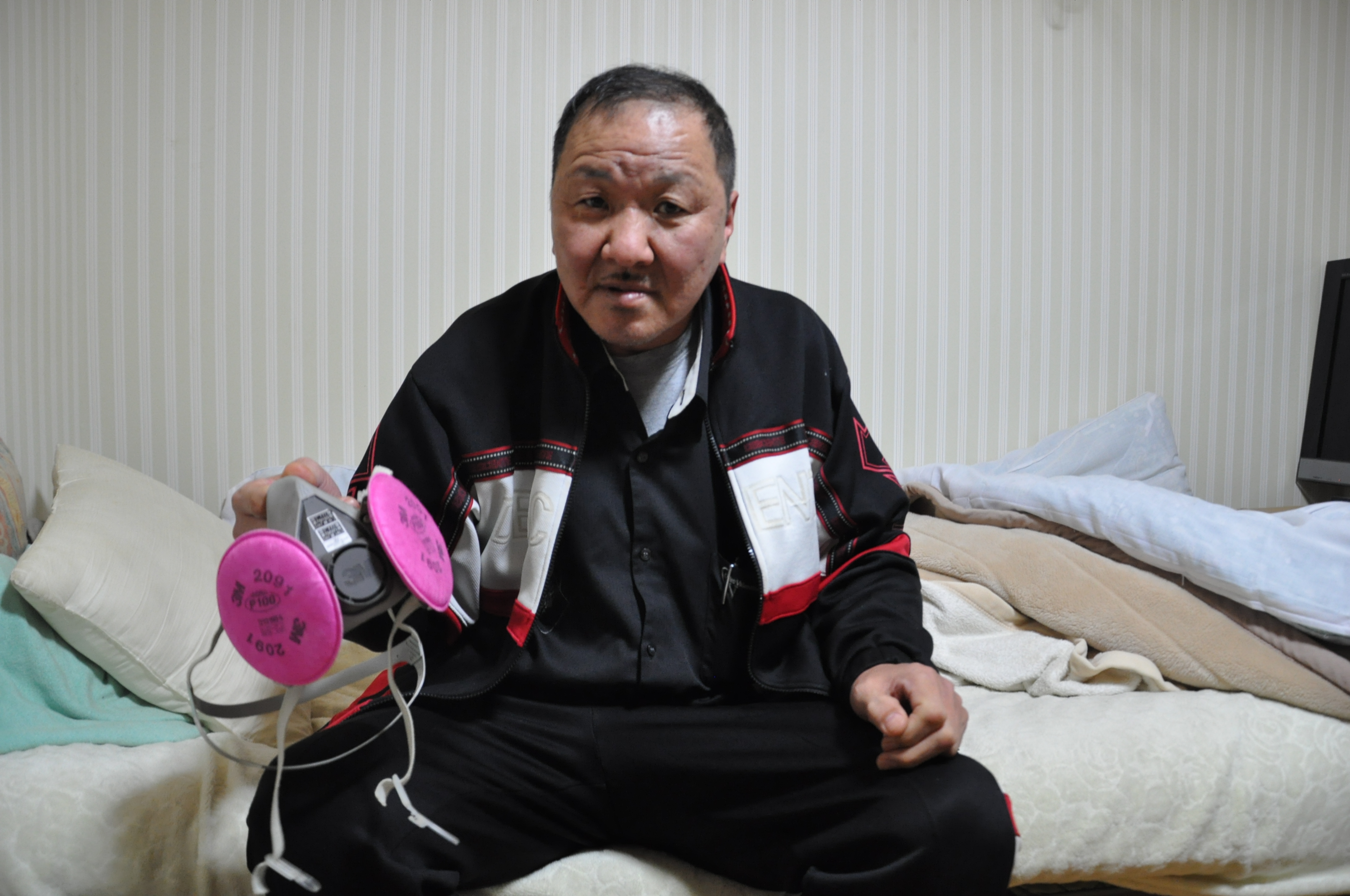 ⑤元原発作業員の男性（６0代後半）。福島第一の現場で、汚染した車両の清掃を担当。汚染数値が高すぎて計量機械の針が振り切れることもしばしばだった。現在、視力の低下、糖尿病などを患い、生活保護生活をしている.JPG