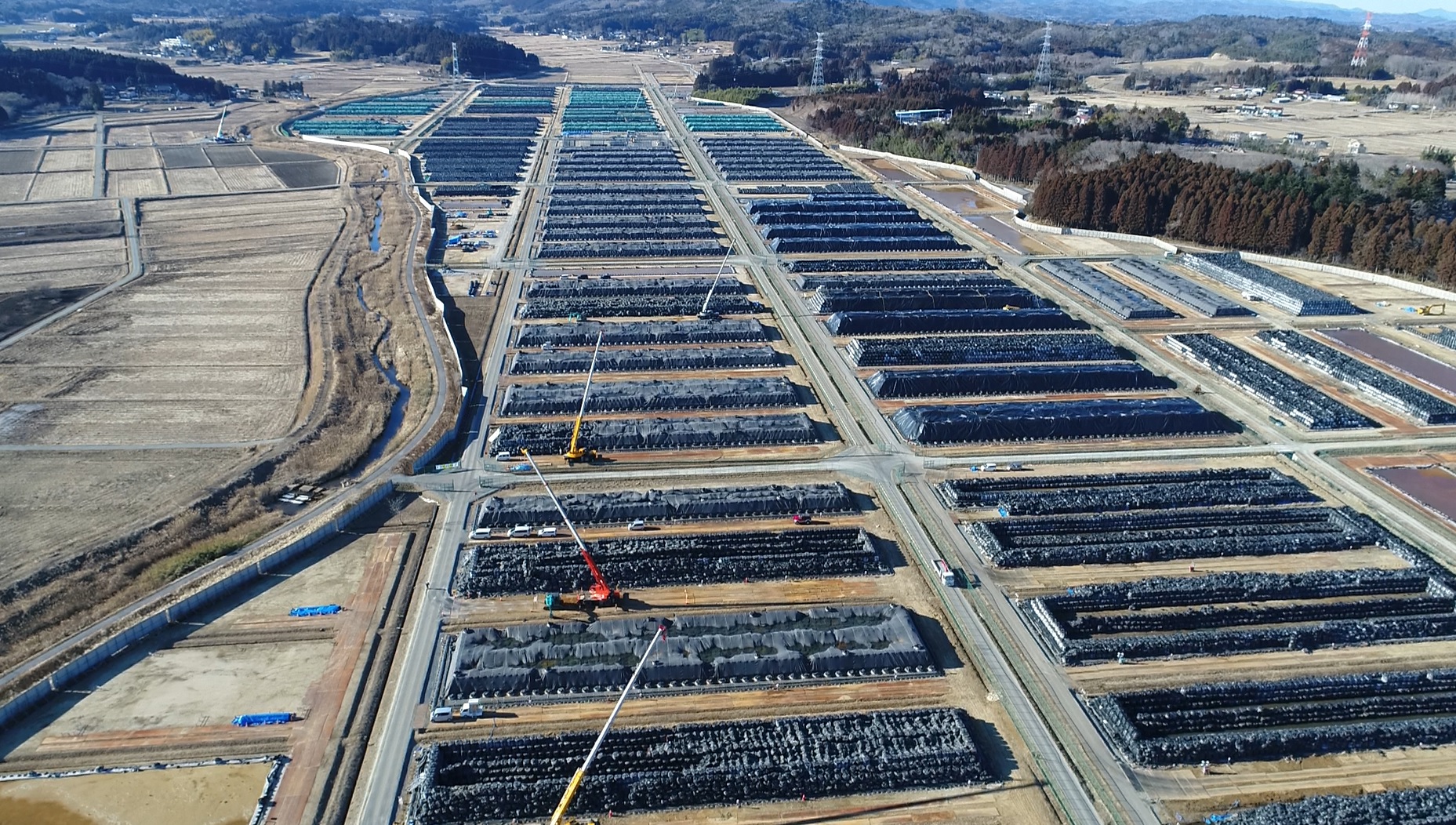 福島原発２０キロ圏内の「黒い海」ー。汚染された土壌を詰め込んだ黒色フレコンバックが引き詰め合っている。2017年3月撮影.jpg