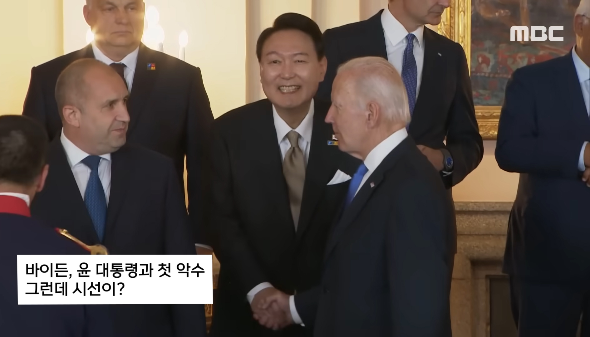 [오늘 이 뉴스] 윤·바이든 '노룩 악수' 논란, 현장 영상 확인해보니.. (2022.jpg
