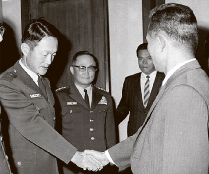 박정희와 악수하는 윤필용.png