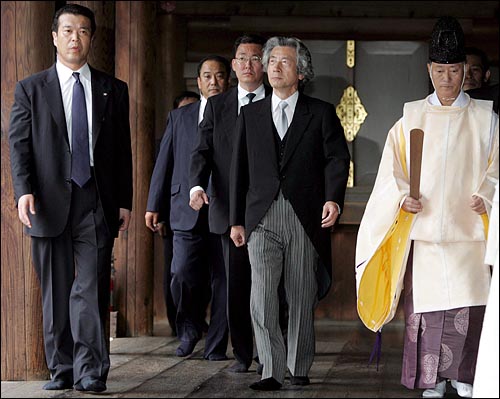 야스쿠니 신사 참배하는 일본 전 총리 고이즈미 준이치_출처 오마이뉴스.jpg