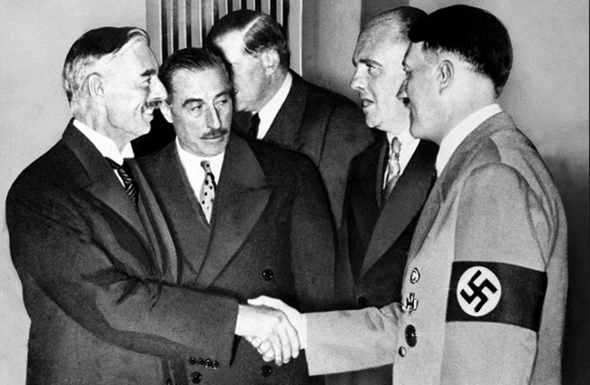 뮌헨 회담에서 히틀러와 악수하는 체임벌린.jpg