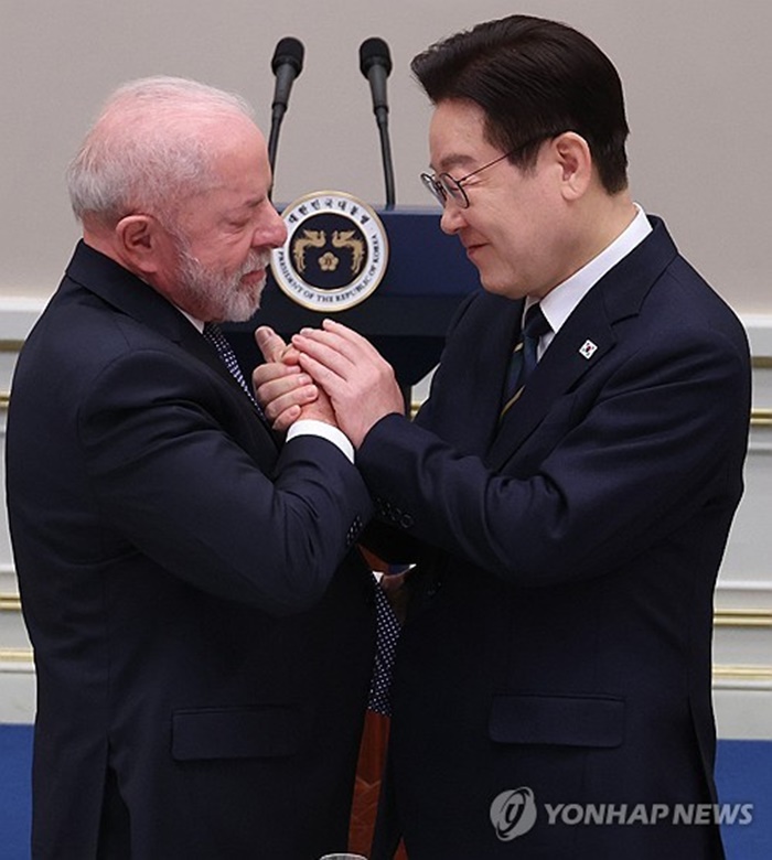 손잡은.jpg