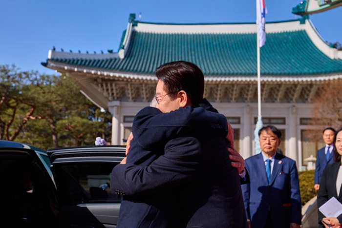 포옹2 연합뉴스.jpg
