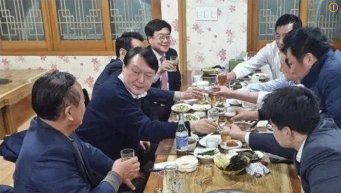 째리는 표정.PNG