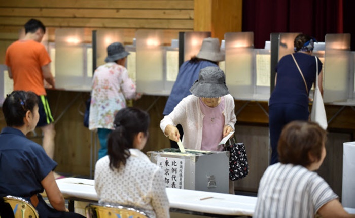 투표하는 일본 유권자.jpg