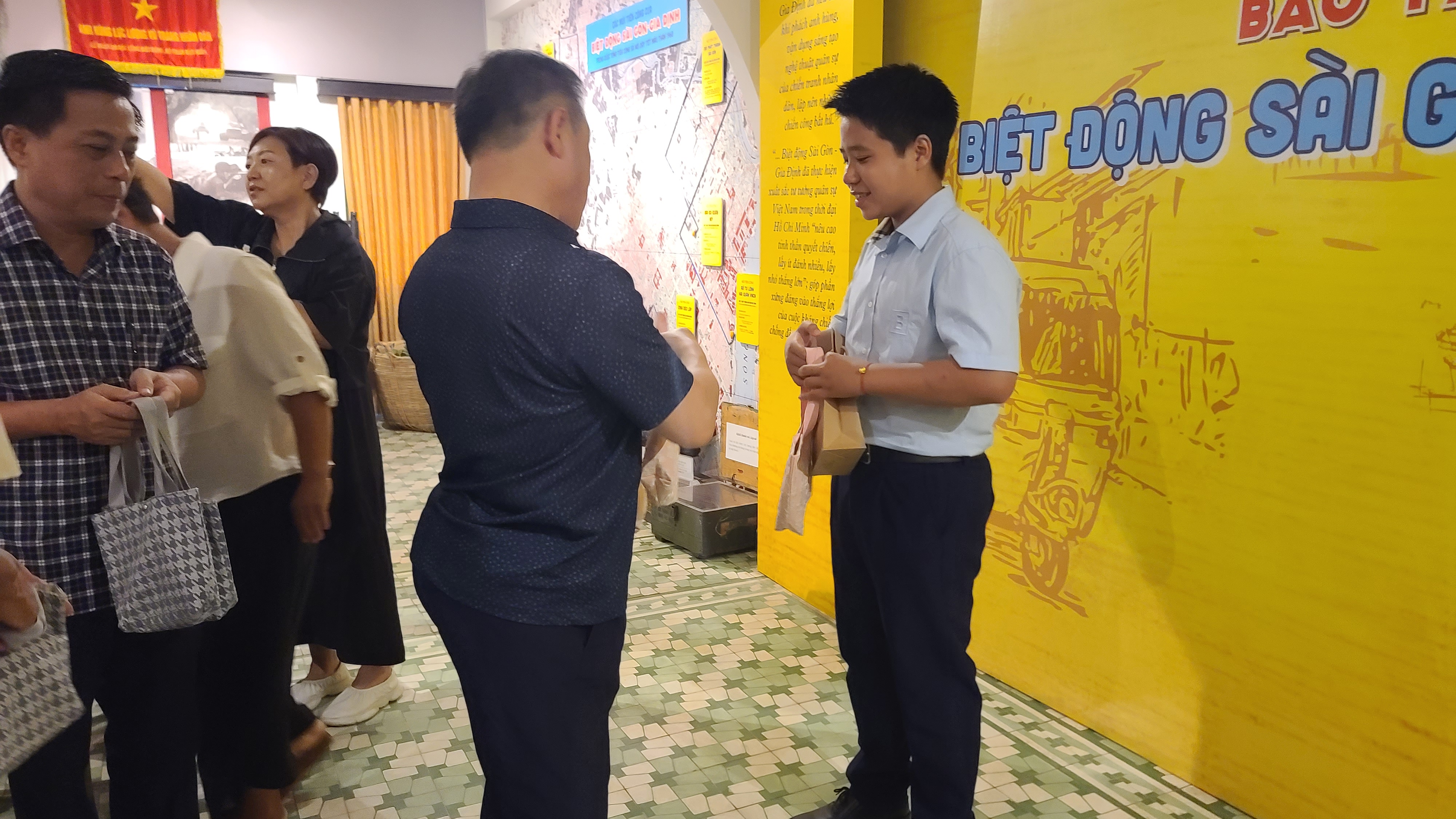 V5-할아버지의 뜻을 잇겠다는 쩐빈라이의 손자에게 기념품 전달.jpg