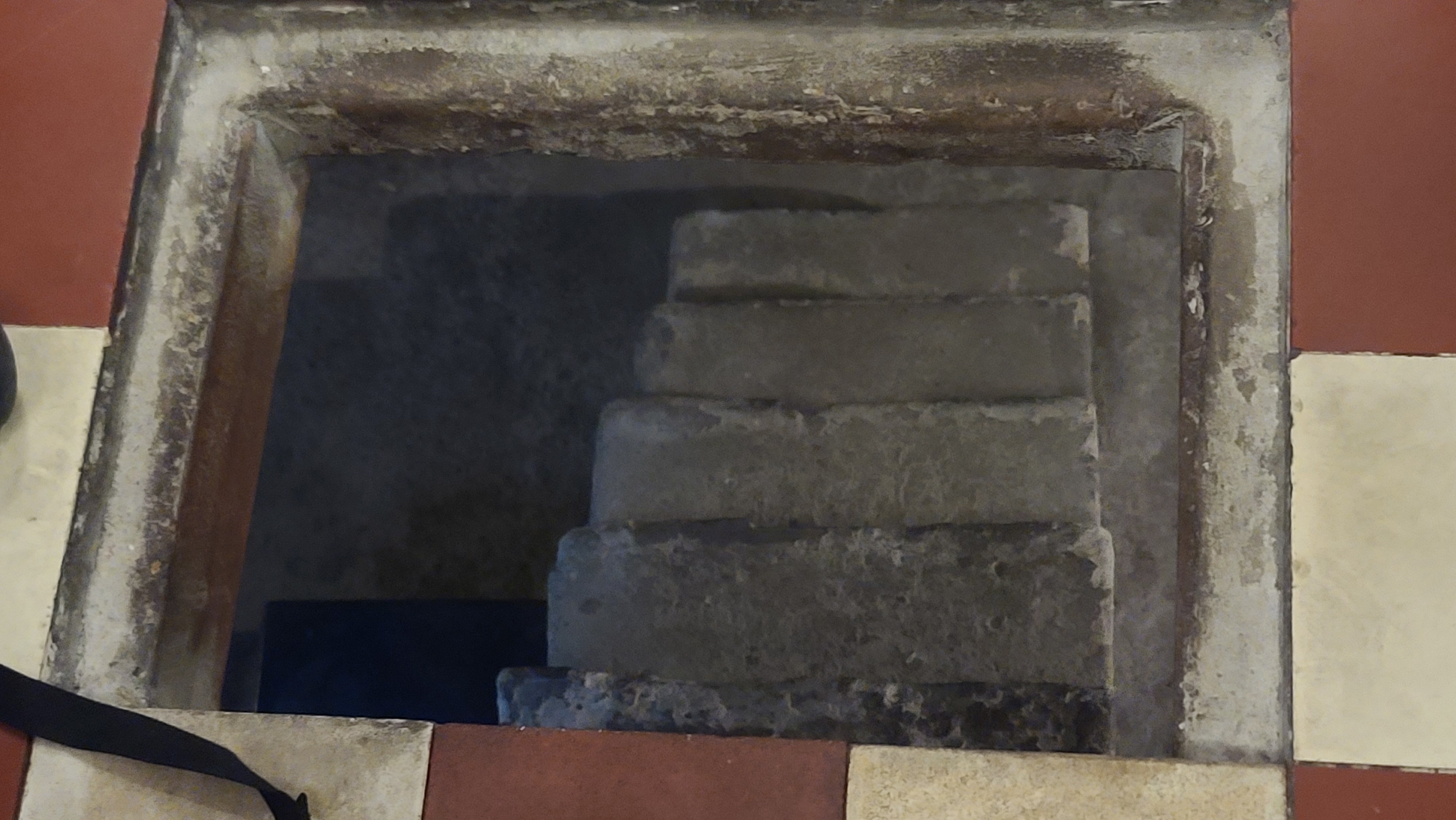 v3-건물 지하에 판 땅굴 무기 창고.jpg