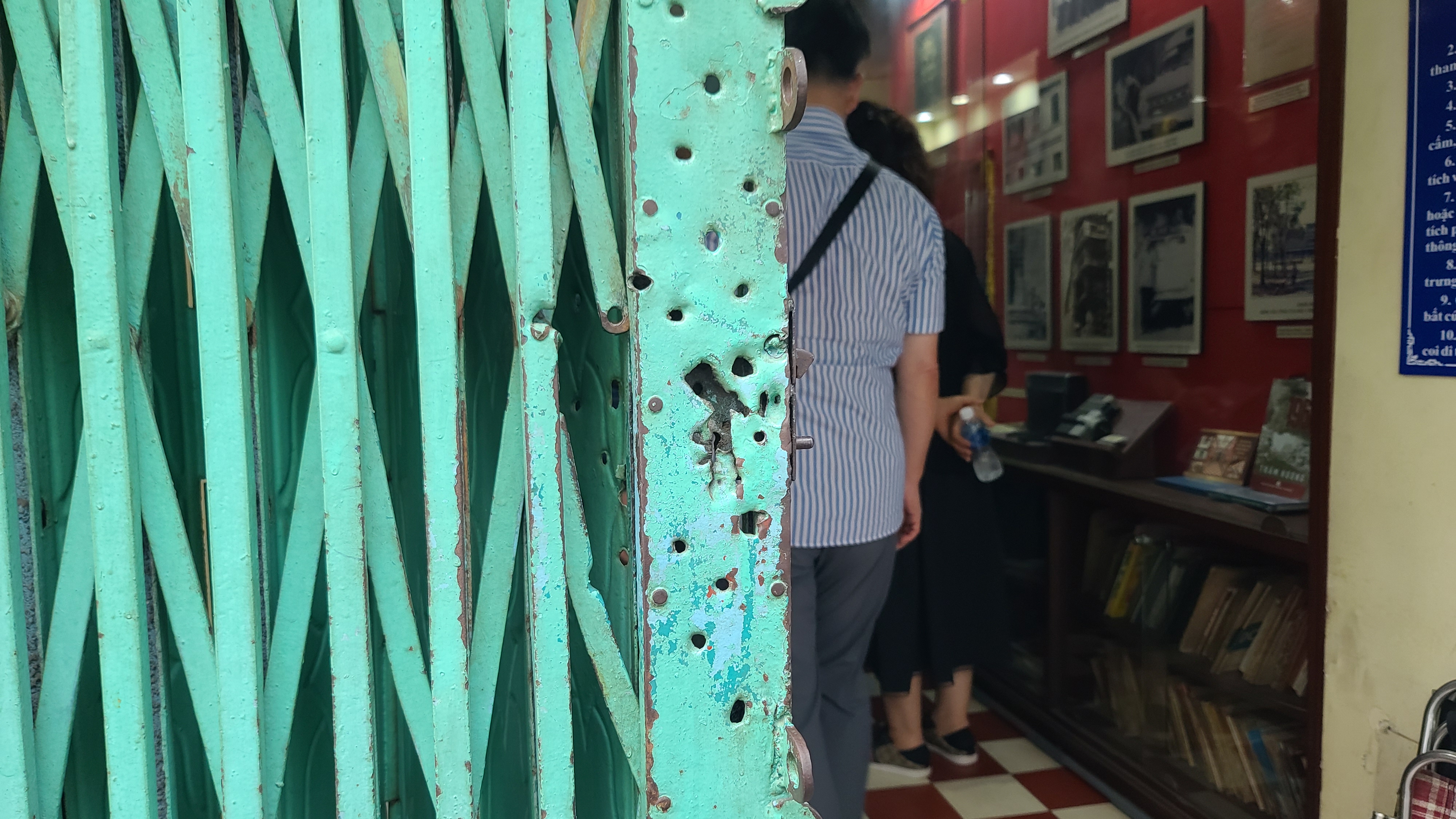 V8-전시관 입구의 총탄 흔적.jpg