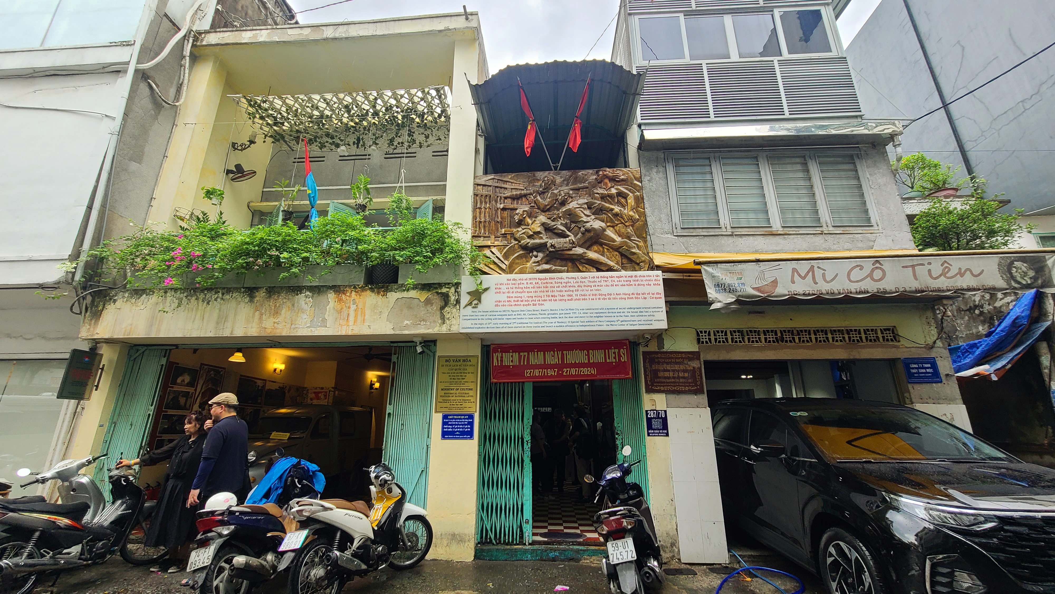 v6-오른 쪽 주차건물은 아직 사지 못했다..jpg