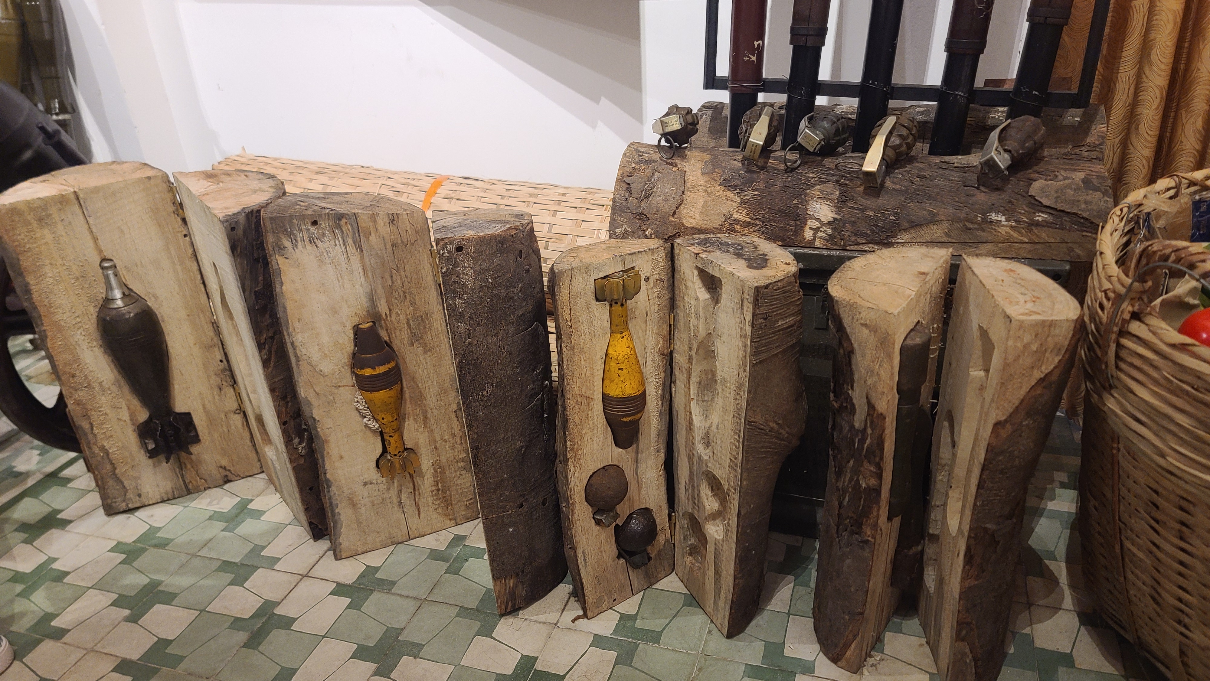 v11-나무 속에 무기를 숨긴 사진..jpg