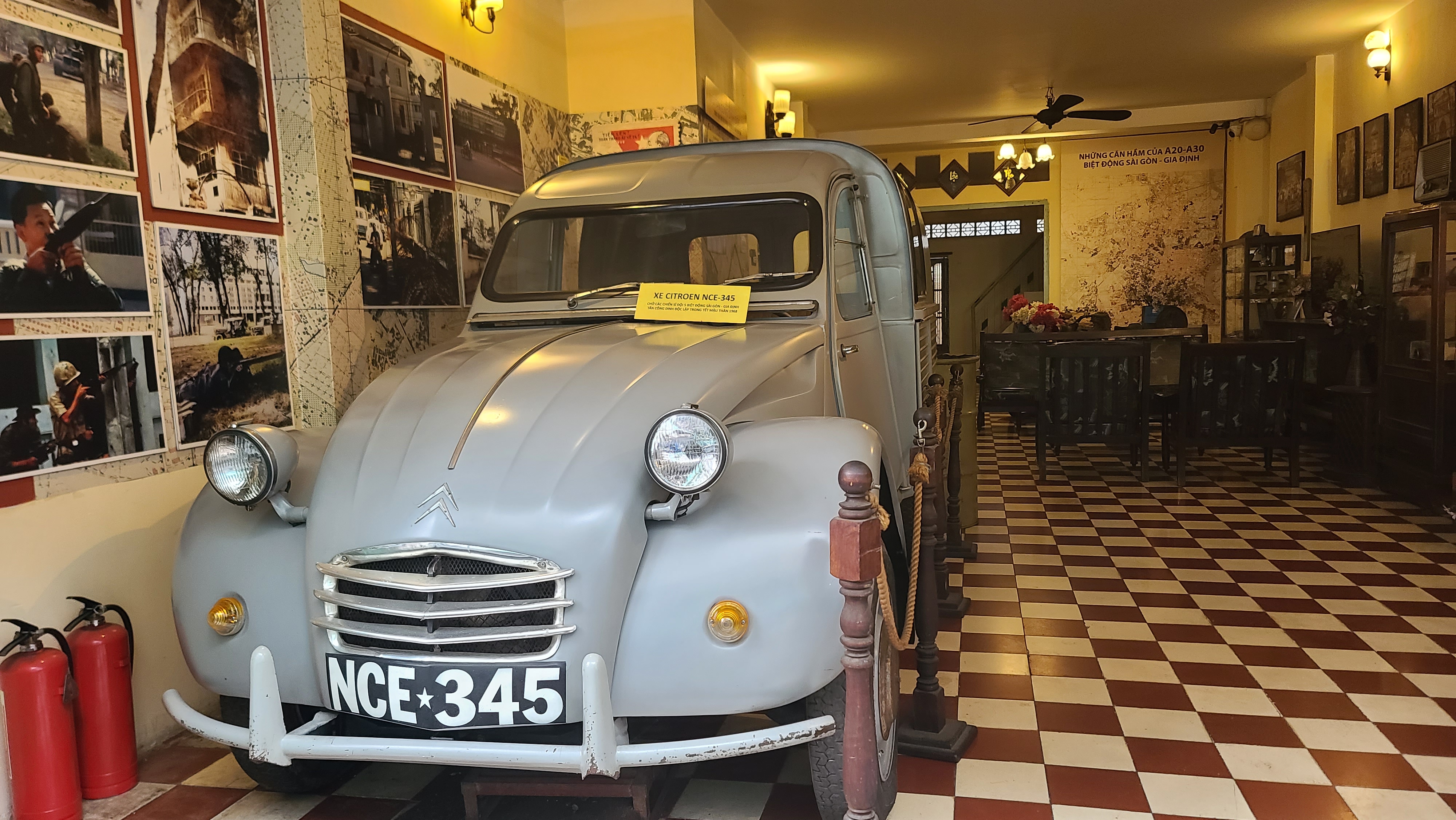 V10-전쟁 당시 무기 운반에 사용하던 자동차.jpg