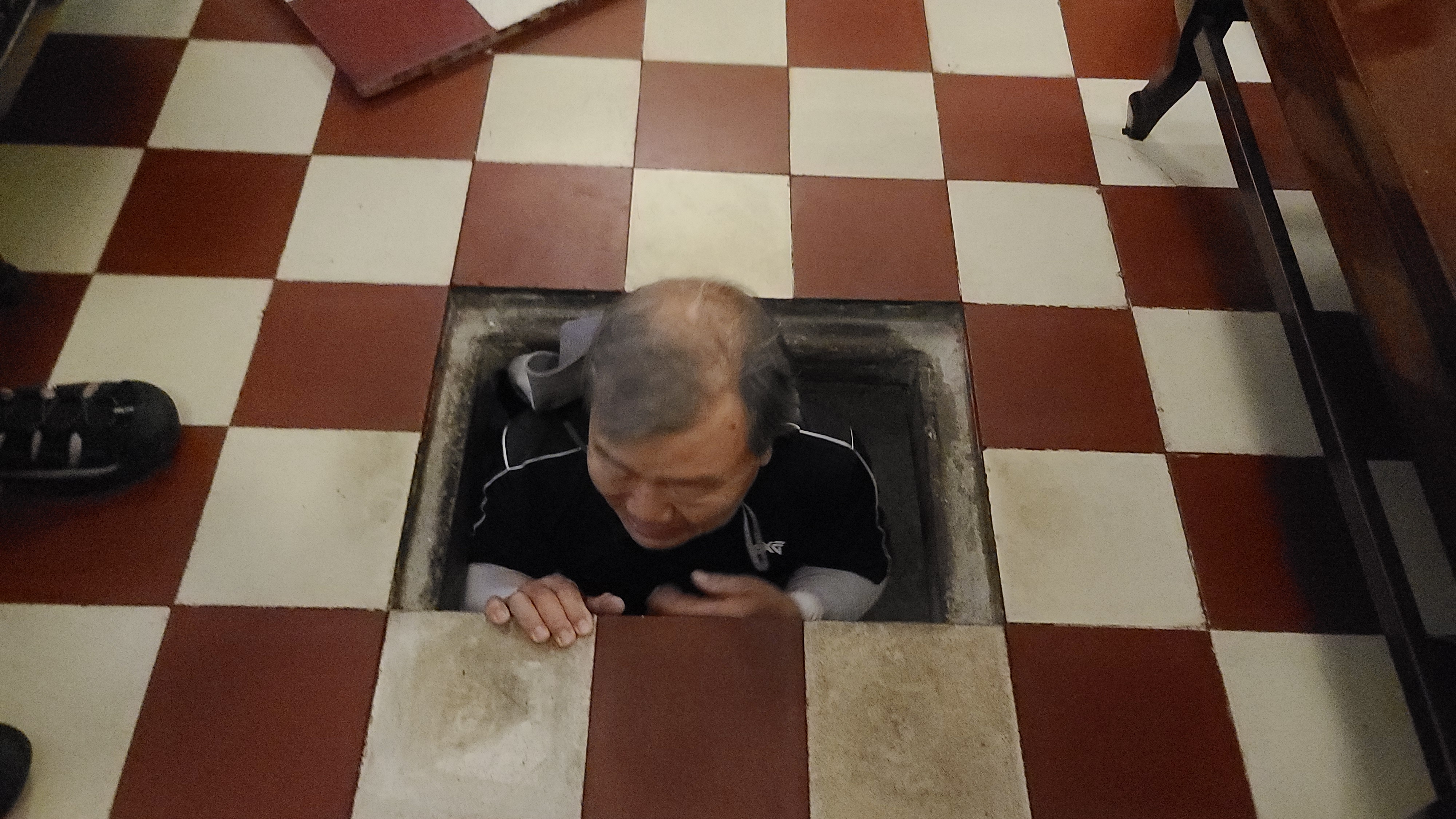 V4-땅굴에 들어갔다 나오기.jpg