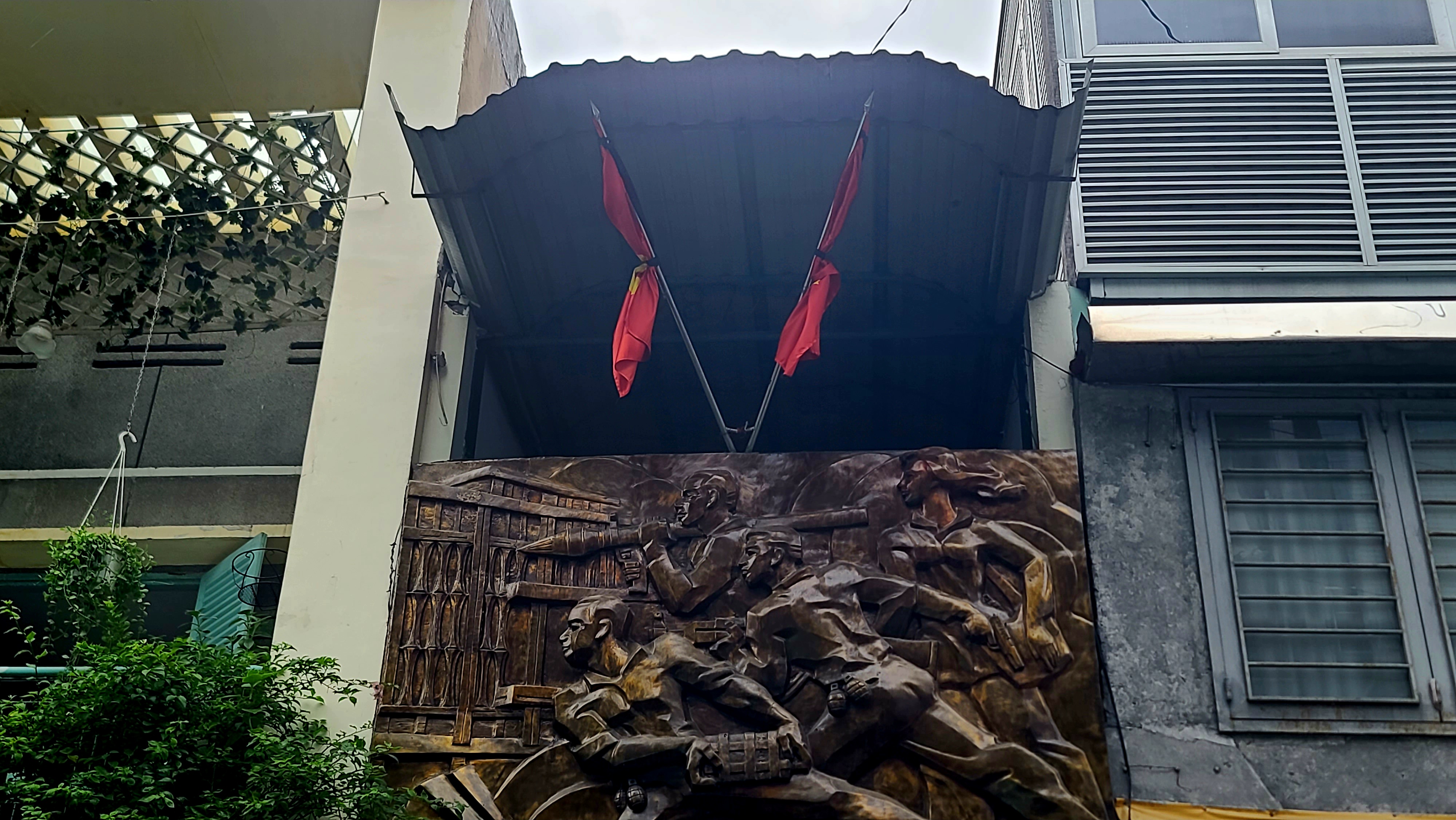 v7-기념 조형을 만들어 자기 건물에 박았다..jpg