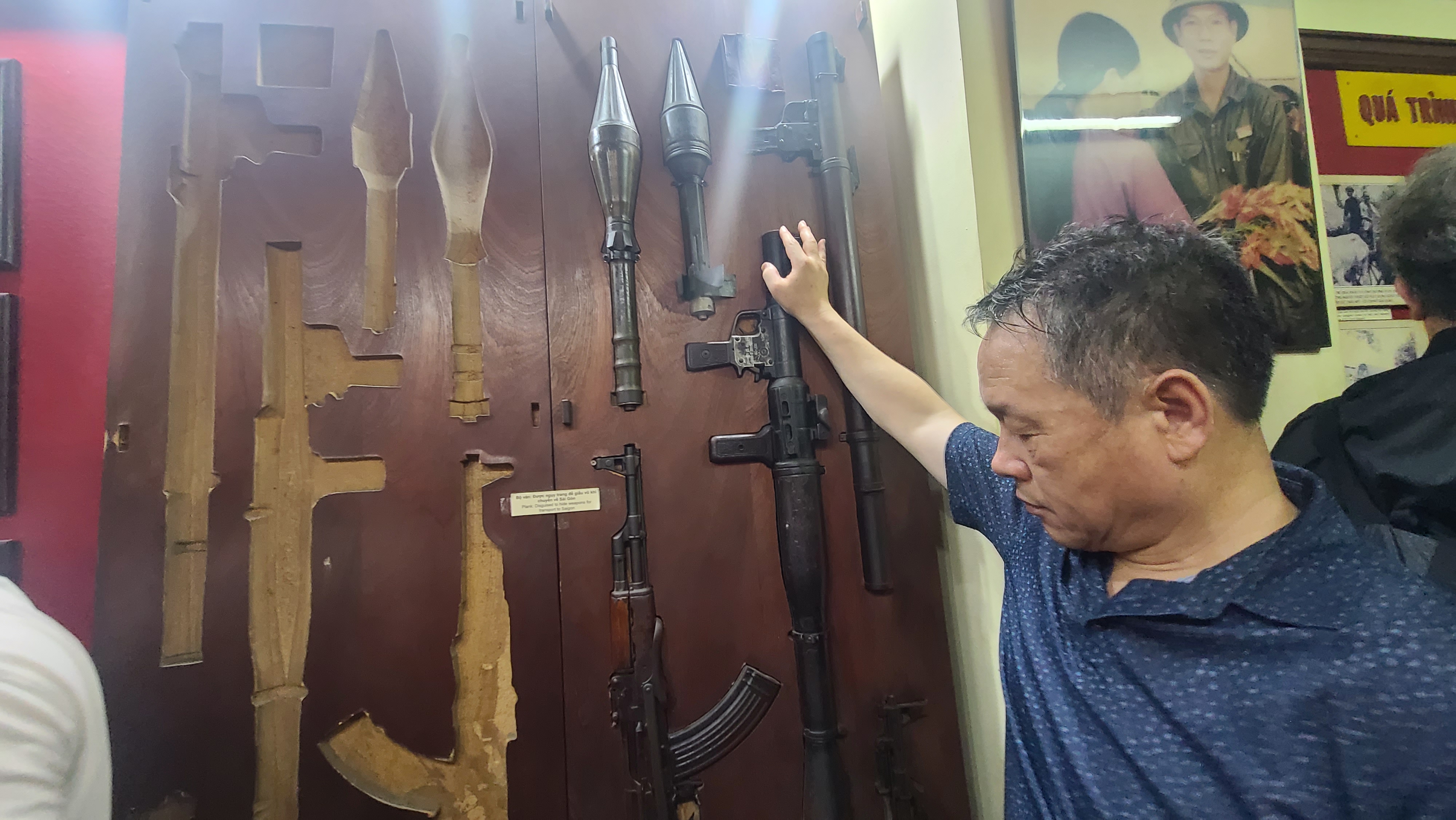 V10-전시된 총기.jpg