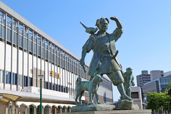 20-okayama_momotaro_ekimae.jpg