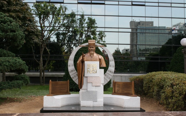 국립외교원 앞에 있는 서희 동상.PNG