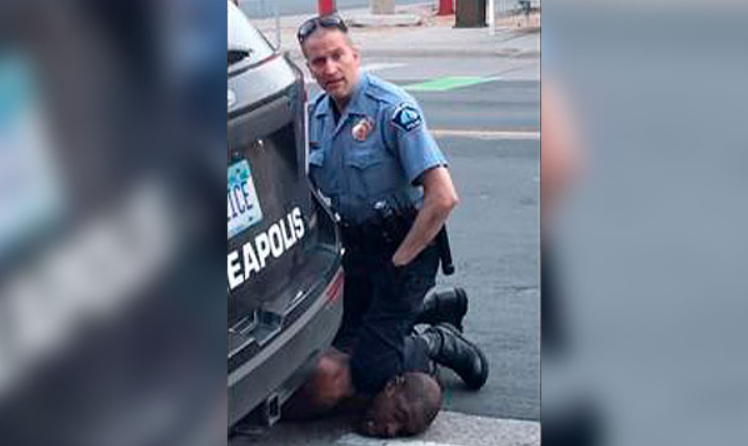 목 누르는 모습.png