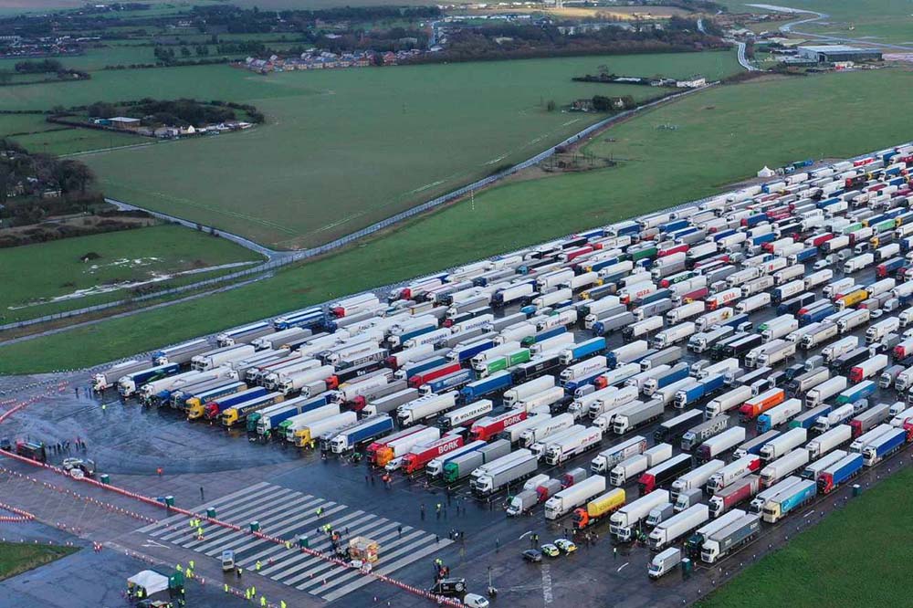 변종바이러스로 닫힌 국경을 기다리는 영국 트럭들 (르몽드).jpg
