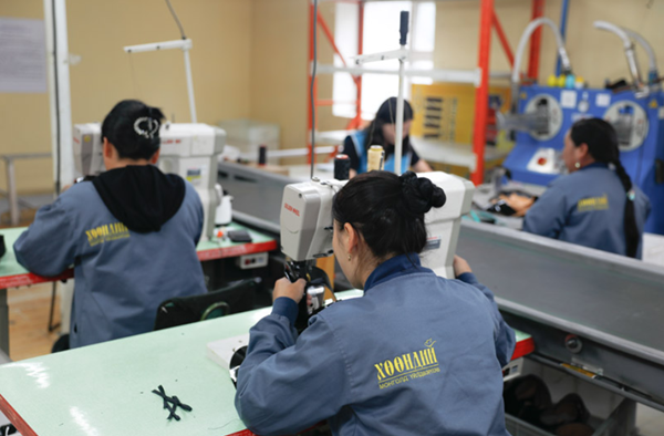 몽골 소기업에서 일하는 노동자.PNG